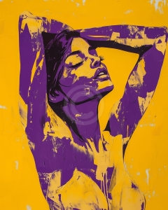 Femeie in violet pe fundal galben